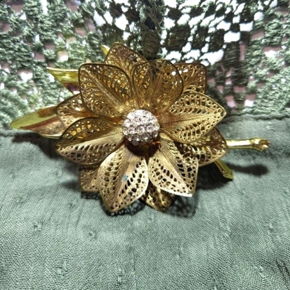 Leaf Gold Tone Rinestone Center Brooch‎ - Picture 1 of 4